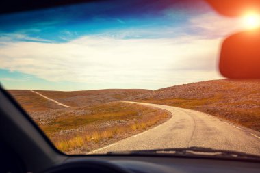 Virajlı bir yolda araba kullanmak. Kuzey Norveç 'in güzel sert doğası. Kutup dairesi. Nordkapp 'a giden yol (Kuzey Burnu)