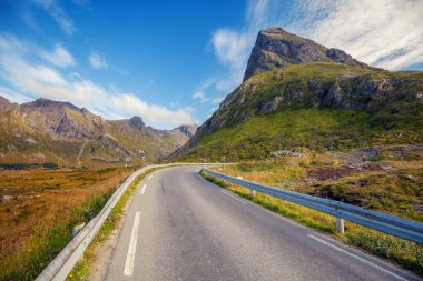 Dağların yakınındaki dar viraj yolu. Ön camdan görüntüyü al. Norveç 'in güzel doğası