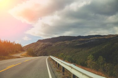 Dağ yolunda araba kullanmak. Kuzey Norveç 'in güzel sert doğası. Kutup dairesi. Nordkapp 'a giden yol (Kuzey Burnu)