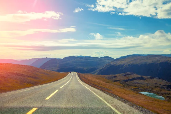 Conduzir Carro Numa Estrada Montanha Bela Natureza Dura Norte Noruega — Fotografia de Stock