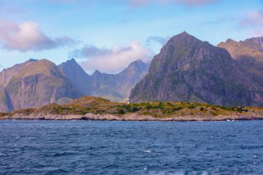 Açık deniz. Kayalık deniz manzarası var. Sahildeki deniz feneri. Kuzey Norveç 'in güzel doğası. Lofoten Adaları