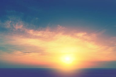 Gün batımında renkli bulutlu bir gökyüzü. Rengi değişmiş. Gökyüzü dokusu, soyut doğa arkaplanı