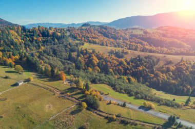 Sabahın erken saatlerinde dağların silueti. Baharın başındaki dağların manzarası. Güzel doğa manzarası. Karpat Dağları. Ukrayna