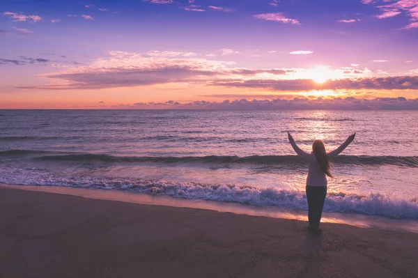 Seelandschaft Bei Sonnenaufgang Mit Schönem Himmel Frau Strand Bei Sonnenaufgang Stockbild