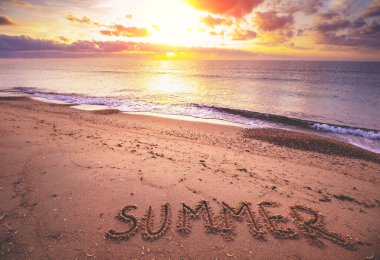 Yaz mevsiminde deniz manzarası. Sahildeki kumsalda Summer kelimesi. Yazıt Deniz kıyısında Yaz