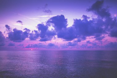 Akşamları deniz manzarası. Güzel gökyüzü ile denizin üzerinde gün batımı