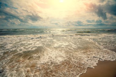 Deniz Burnu. Gün batımında kıyıda. Okyanus manzarası ve parlak bulutlu gökyüzü