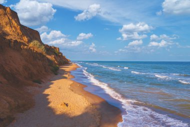 Güzel bulutlu gökyüzü olan deniz manzarası. Çamur kıyısı. Güneşli bir günde deniz kıyısında