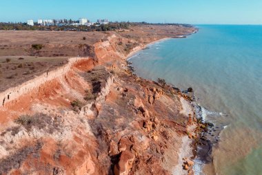 Kil gibi dik sahili olan deniz manzarası. Güneşli bir günde deniz kıyısında