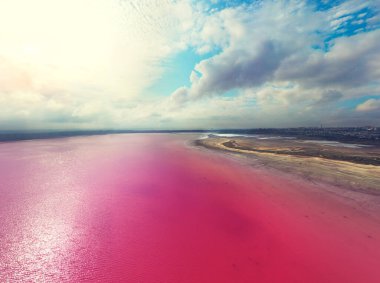 Pembe Göl ve bulutlu gökyüzü manzarası. Pembe Göl 'ün yukarıdan panoramik görüntüsü