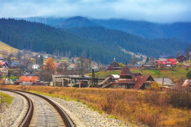 Sonbaharda dağ vadisinde ve demiryolunda şehir manzarası