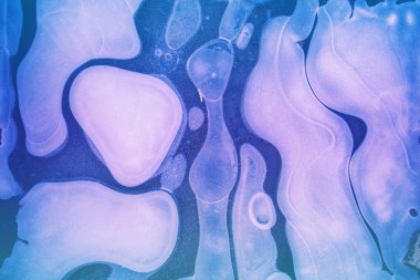 Donmuş bir su birikintisindeki doğal soyut desen. Sanatsal renkli doğa arkaplanı