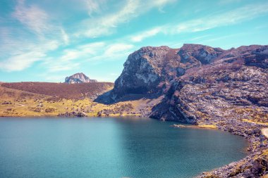 Güzel dağ manzarası. Avrupa Tepeleri (Picos de Europa) Ulusal Parkı. Enol Gölü. Asturias, İspanya, Avrupa
