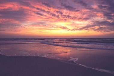 Sabahın erken saatlerinde deniz manzarası. Denizin üzerinde gün doğumu. Doğa manzarası