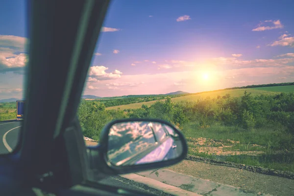 在阳光灿烂的日子开车在路上 从山上的汽车上看风景 — 图库照片