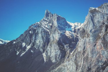 Güneşli bir günde tramvaydan izleyeceğiz. Avrupa Ulusal Parkı Tepeleri (Picos de Europa). Teleferico Fuente De, Cantabria, İspanya, Avrupa
