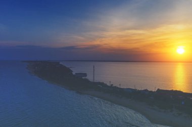 Gün batımında tükürüğün deniz manzarası. Deniz manzarası ve nehir manzarası