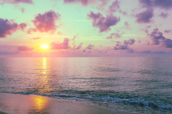 Temprano Playa Rosa Púrpura Amanecer Sobre Mar Color Pastel — Foto de Stock