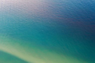 Deniz suyunun üst köşegen görüntüsü. Soyut doğa manzarası arka planı