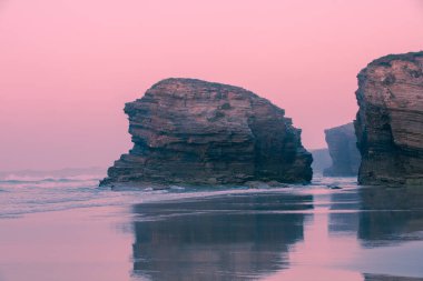 Sabahleyin deniz manzarası. Gün doğumunda kayalık deniz kıyısında. Ribadeo 'daki Playa de Las Catedrales Plajı, Galiçya, İspanya, Avrupa