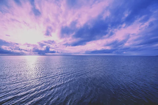 Sabahın Erken Saatlerinde Sahilde Pembe Gün Doğumu Denizin Üzerinde Pastel — Stok fotoğraf