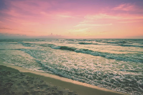 Ранним Утром Пляже Розовый Фиолетовый Восход Солнца Над Морем Пастельный — стоковое фото