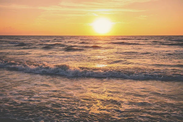 Seascape Tidigt Morgonen Soluppgång Över Havet Med Vacker Himmel — Stockfoto