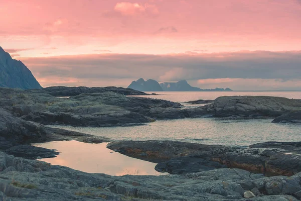 Klippig Havsstrand Med Molnig Himmel Vildmark Norges Vackra Natur Lofoten — Stockfoto