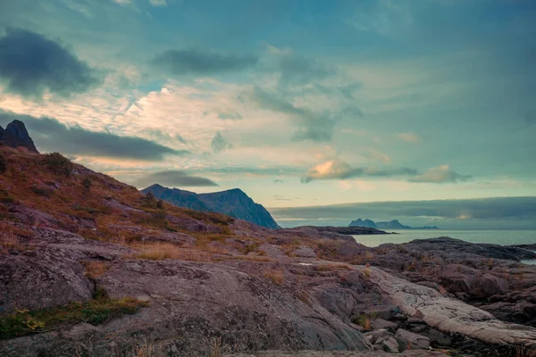 Klippig Havsstrand Med Molnig Himmel Vildmark Norges Vackra Natur Lofoten — Stockfoto