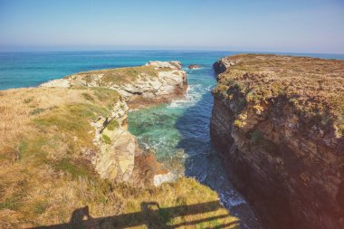 Güneşli bir günde deniz manzarası. Güzel sessiz koy. Gün doğumunda kayalık deniz kıyısında. Ribadeo 'daki Plaj Praia de Augas Noel Babaları. Galiçya İspanya Avrupa