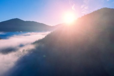 Bulutların üstündeki dağ sırasının muhteşem manzarası.