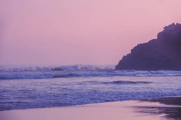 Zeegezicht Ochtend Rotsachtige Kust Bij Zonsopgang Strand Playa Las Catedrales — Stockfoto