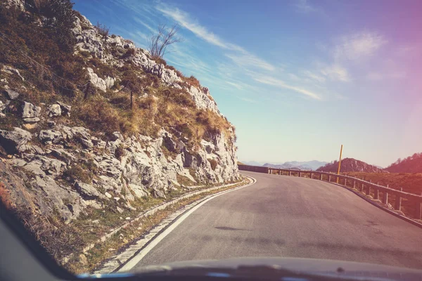 国立公園の曲がりくねった道で車を運転ピコス エウロパ カンタブリア スペイン ヨーロッパ — ストック写真