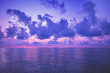 Akşamları deniz manzarası. Güzel gökyüzü ile denizin üzerinde gün batımı