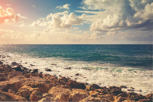 Skaliste Wybrzeże Słoneczny Dzień Krajobraz Natury Morze Pięknym Zachmurzonym Niebem — Zdjęcie stockowe