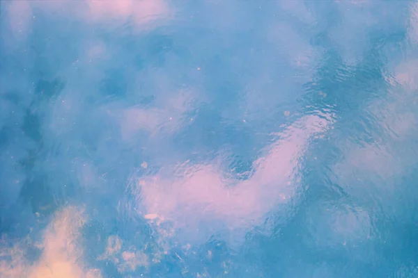 Абстрактный Фон Текстурой Воды Отражением Облачного Неба Закате — стоковое фото