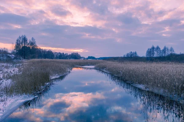 Paisagem Rural Inverno Vista Ribeiro Céu Nublado Pôr Sol — Fotografia de Stock