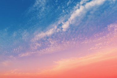 Gün batımında renkli bulutlu bir gökyüzü. Rengi değişmiş. Gökyüzü dokusu, soyut doğa arkaplanı