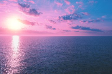 Akşamları deniz manzarası. Güzel gökyüzü ile denizin üzerinde gün batımı