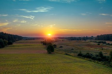Kırsalda gün batımı. İlkbaharda kırsal alan. Hava görünümü