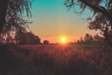 Reeds göletinin üzerinde büyülü bir gün batımı. Akşamları kırsal alan