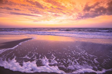 Akşamları deniz manzarası. Parlayan güzel gökyüzü ile denizin üzerinde gün batımı