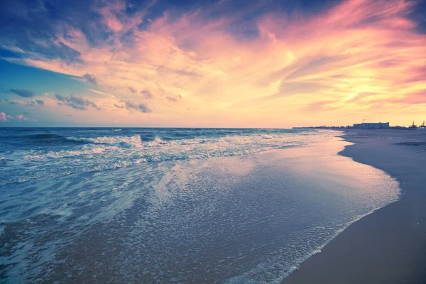Seascape Tidigt Morgonen Soluppgång Sandstrand Med Vacker Himmel — Stockfoto