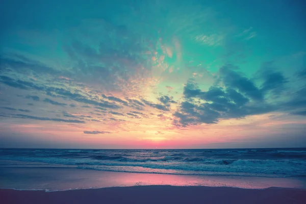 ทะเลในตอนเย ดวงอาท ตกเหน อทะเลก องฟ างไสวอย างสวยงาม — ภาพถ่ายสต็อก