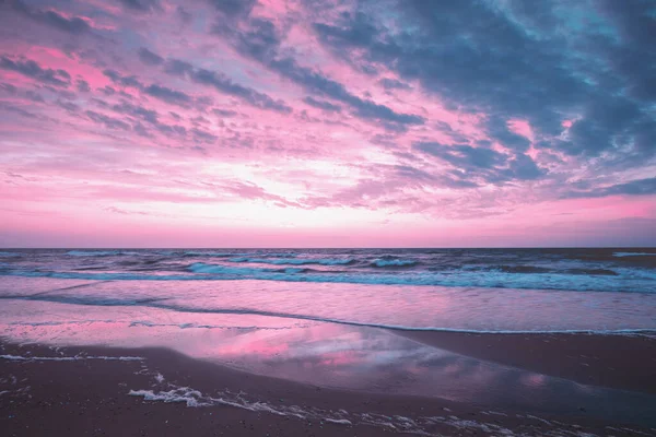 Seascape Kvällen Solnedgång Över Havet Med Den Vackra Molnskimrande Himlen — Stockfoto