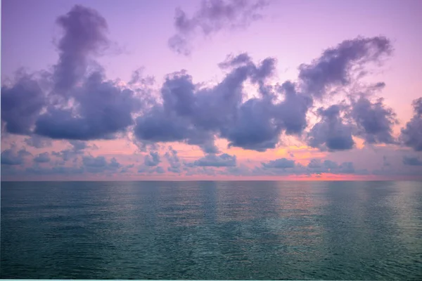 Manhã Cedo Praia Alvorada Rosa Púrpura Sobre Mar Cor Pastel — Fotografia de Stock