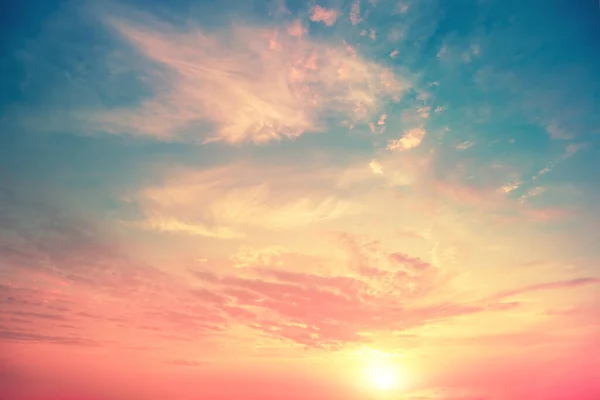 Πολύχρωμο Συννεφιά Φλεγόμενο Ουρανό Στο Ηλιοβασίλεμα Βαθυστόχαστο Χρώμα Ουράνια Υφή — Φωτογραφία Αρχείου