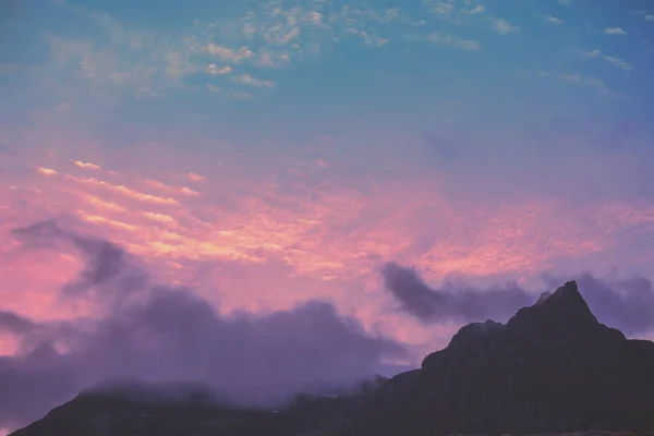 Silueta Montañas Contra Cielo Púrpura Del Atardecer Noruega Naturaleza — Foto de Stock