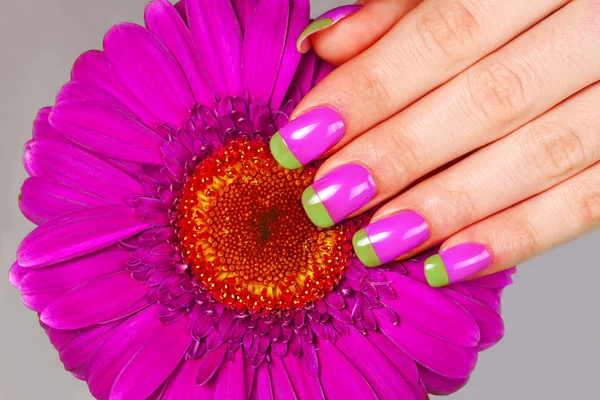 Vrouwelijke hand met roze bi kleur manicure — Stockfoto