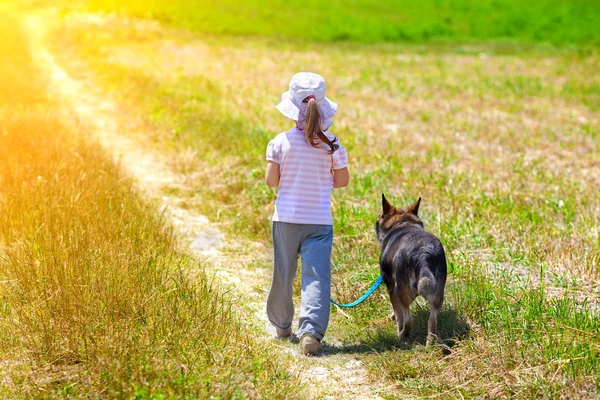 Mała dziewczynka z psem — Zdjęcie stockowe